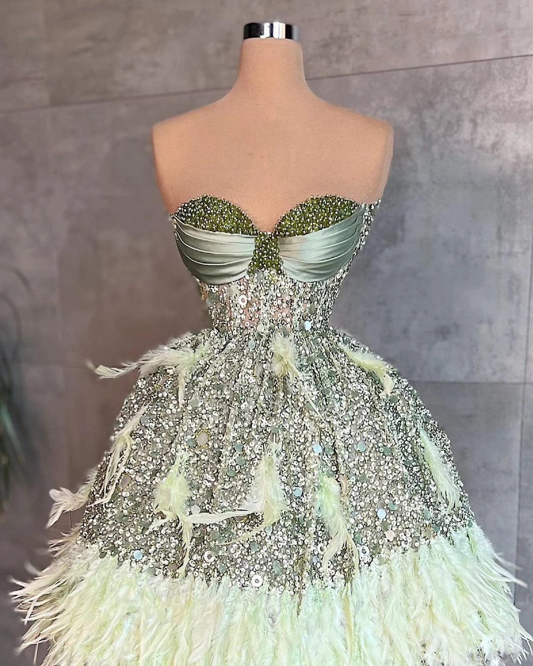 Robe de soirée courte exquise, col en V, sans manches, asymétrique épaule dénudée, paillettes perlées, dentelle 3D, Appliques de plumes, robes de bal sur mesure