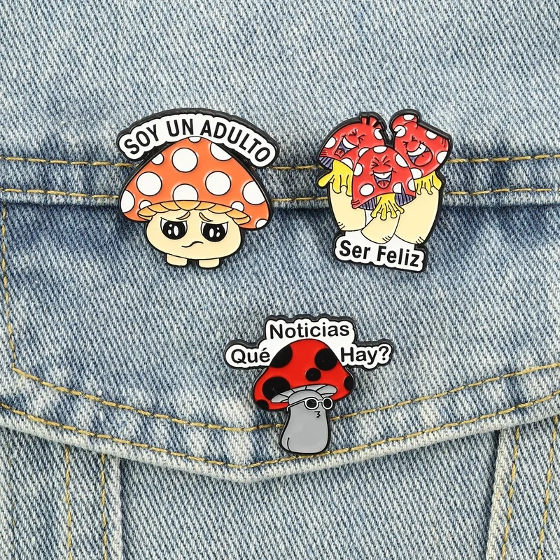 Broches de esmalte con diseño de hongos de dibujos animados, broches con citas en español, insignias 'SOY UN ADULTO' y 'Ser Feliz', joyería, regalo para niños y amigos