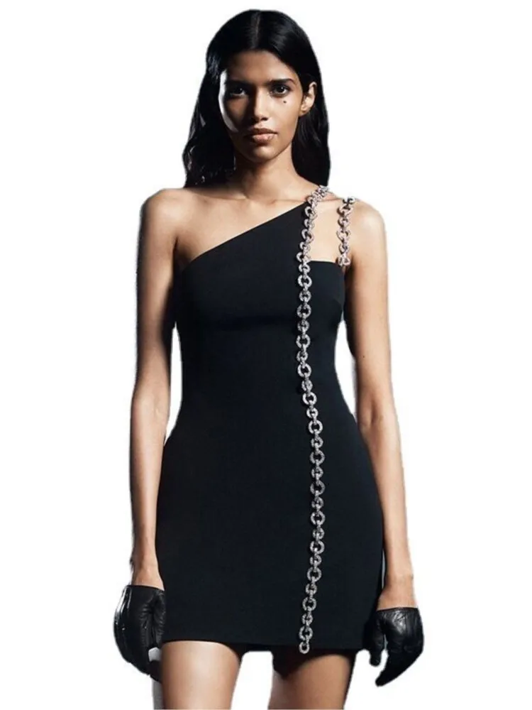 

Sparkling Rhinestone Chain Sexy Diagonal Collar Single Shoulder Black Dress With Fashionable Design Style