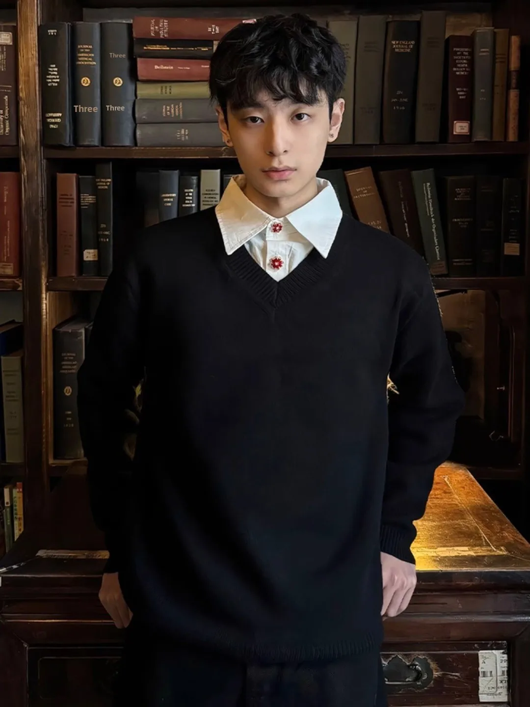 

Мужской свитер с V-образным вырезом, осенне-зимний, в университетском стиле, с отложным воротником, высококачественный, в стиле Lazy, европейский дизайн