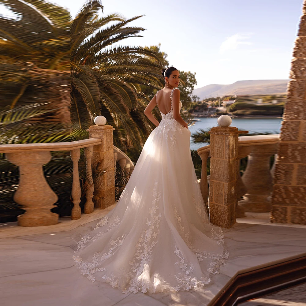 Suknie ślubne w kształcie litery A z tiulu z błyskotkami, dekolt w serek, aplikacje z cekinami, tren zamiatający, szyte na miarę.