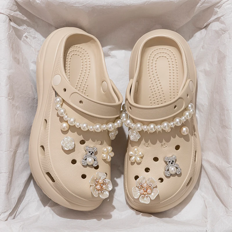 اللؤلؤ سلسلة صنادل أرضية مكتنزة النساء 2025 الصيف سميكة القاع قباقيب الشاطئ أحذية امرأة موضة ورود للزينة إيفا حذاء للحديقة