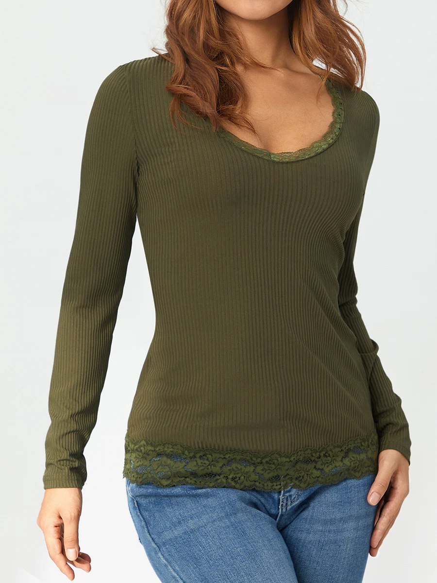 Stylowa damska bluzka z koronkowym wykończeniem, patchworkiem, dekoltem w serek, długim rękawem i dopasowanym dołem - modna koszula na wiosnę i jesień.