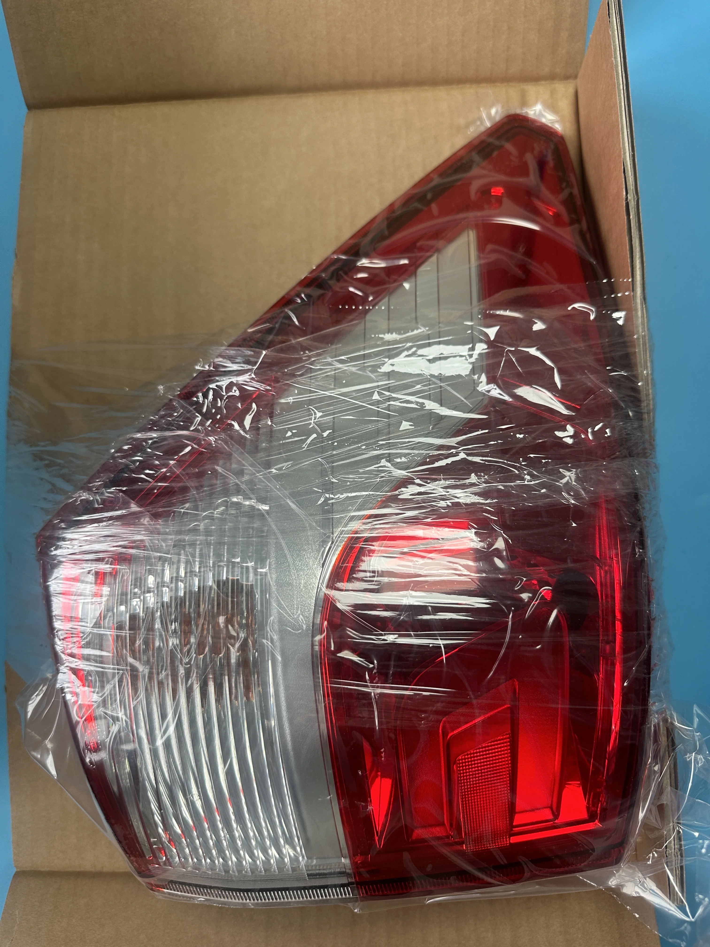 Genuine Rear QTR Combi Lamp Assy LH 8360121500 RH 8360221500 For Ssangyong Rodius/Stavic II