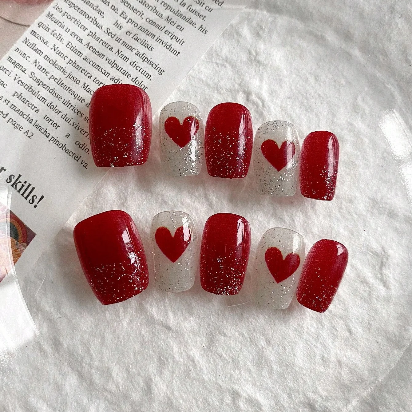 10 Uñas Postizas Cuadradas Cortas, Presión Manual, Diseño de Corazón Rojo y Blanco, Adecuadas para Mujeres