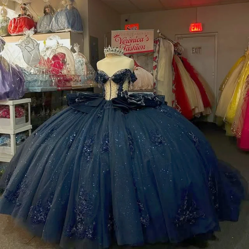Abiti Quinceanera blu scuro lucidi personalizzati con spalle scoperte applique con paillettes stratificazione Coda lunga Fiocco Vestido De 15 Quinceanera