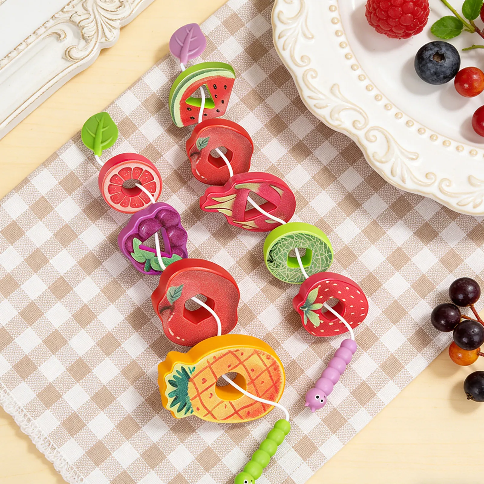 

Набор для развития моторики: бусины-фрукты для нанизывания, сортировки, счета и изучения цветов.