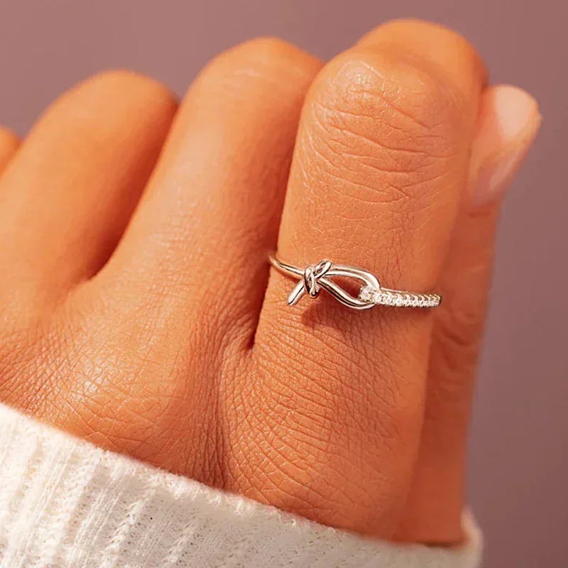 Huitan Zierliche Knoten-Design-Ringe für Frauen, wunderschöne, elegante Temperament-Accessoires, trendiger, zarter, neuartiger, täglicher Party-Schmuck