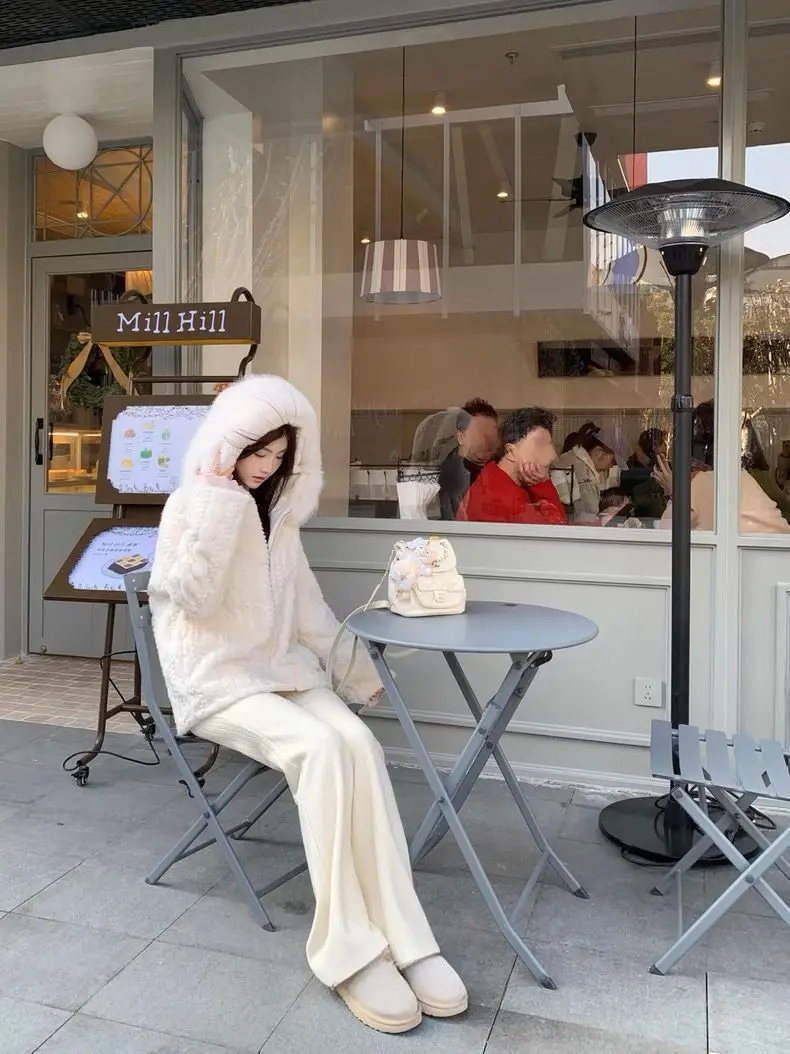 معاطف فرو المنك النسائية المخملية مثل حزام الثلج الجدة س الرقبة موضة خفيفة الوزن Casaco المطرزة الكتفيات التخسيس OL