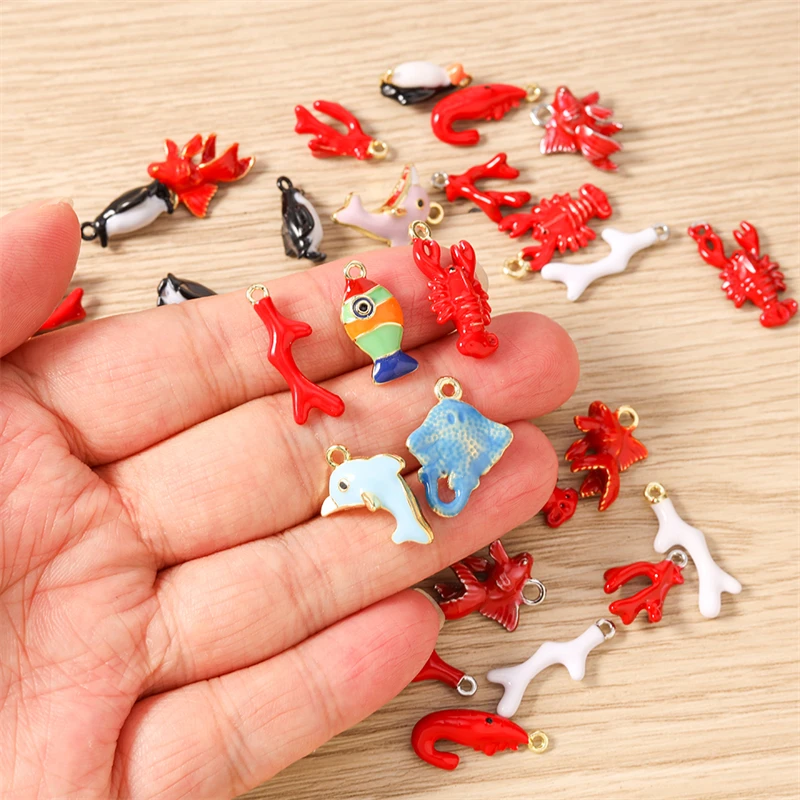 5 Stück niedliche, gemischte Emaille-Anhänger mit Motiven von Meereslebewesen wie Fischen, Hummern und Korallen zum Basteln von Ohrringen, Anhängern, Halsketten, DIY-Bastelarbeiten und Schmuckaccessoires. – Detail 1