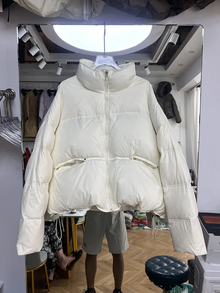 النسخة الكورية عالية الجودة بطة بيضاء أسفل الياقة الدائمة سترة المرأة شتاء 2025 فضفاض برشام الخبز سترة قصيرة نمط