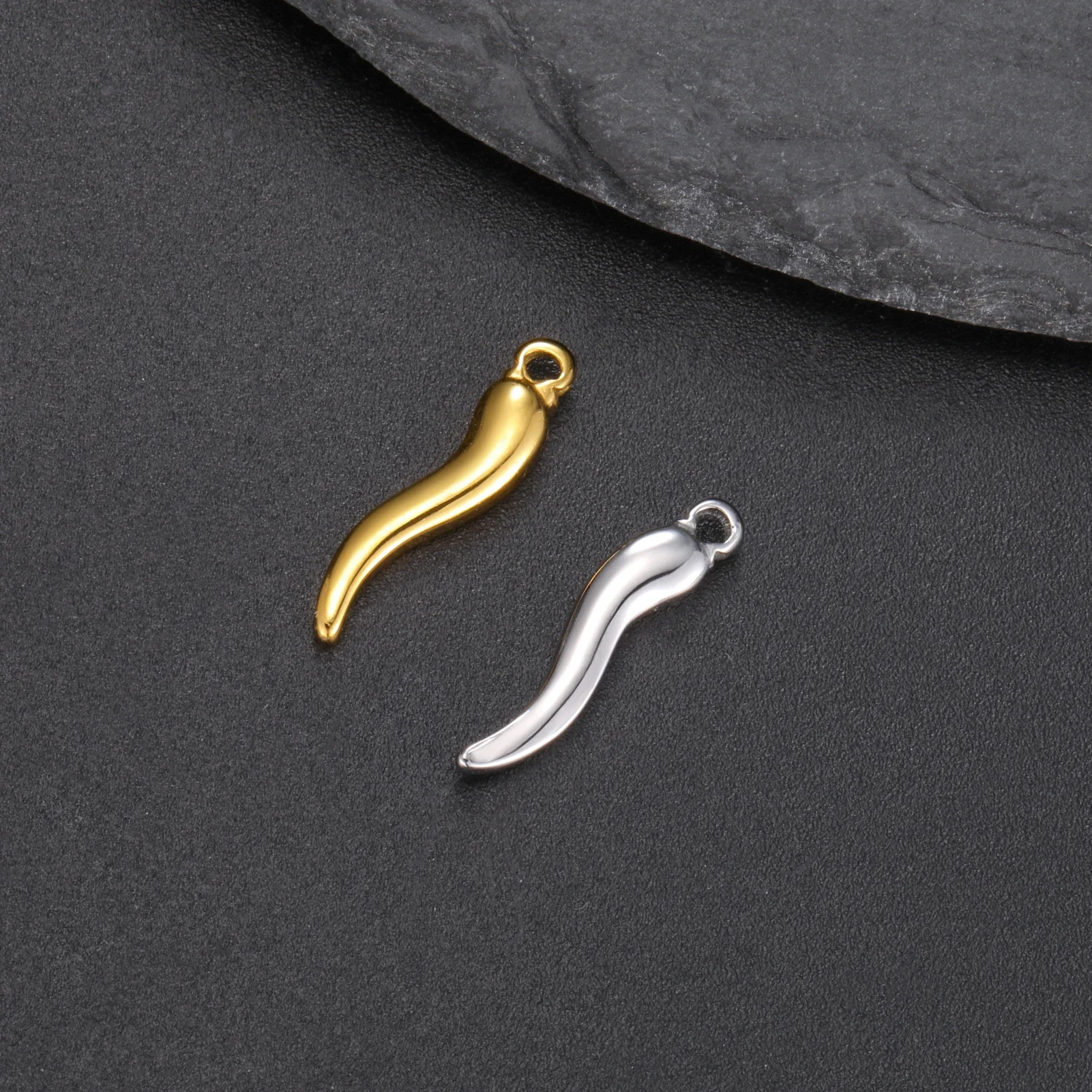 3 Stück/Set, italienische Horn-Anhänger für die Schmuckherstellung, zum Selbermachen, aus Edelstahl, als Glücksbringer, Symbol für Liebe und Freundschaft, Großhandel. – Detail 3