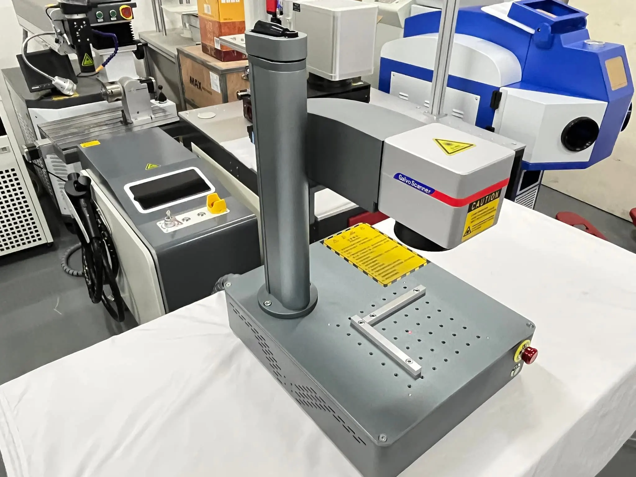 

Desktop Mini Galvo Scanner Align System All-in-One 20W/30W/50W Raycus Max Fiber Laser Nameplate Marking Machine