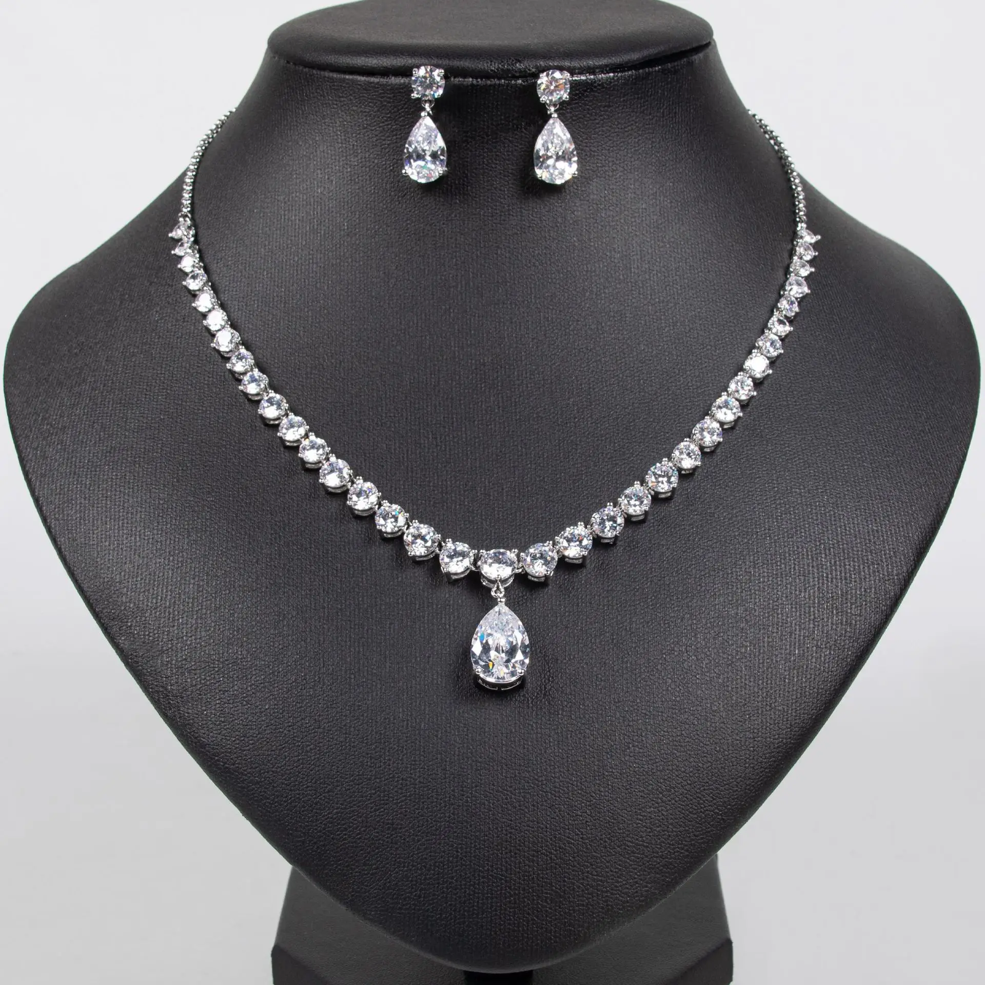 

High-end luxury water drop zircon collarbone chain bridal dress necklace European and American simple atmosphere fashion earring