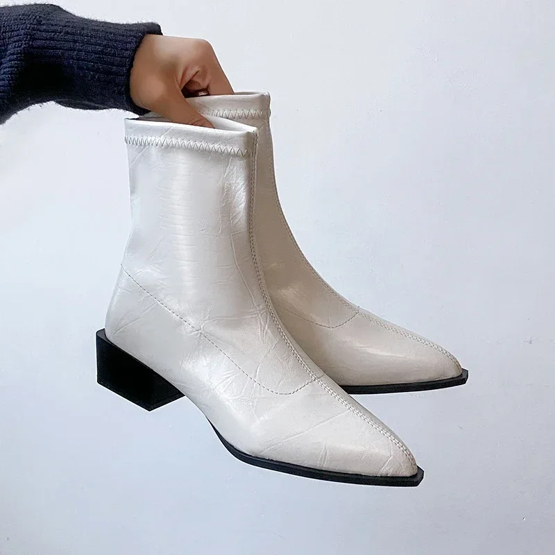 Krótkie buty ze szpicem dla kobiet 2024 Nowa moda Gruby obcas Slim Boots, mały i wszechstronny design dla modnych butów damskich