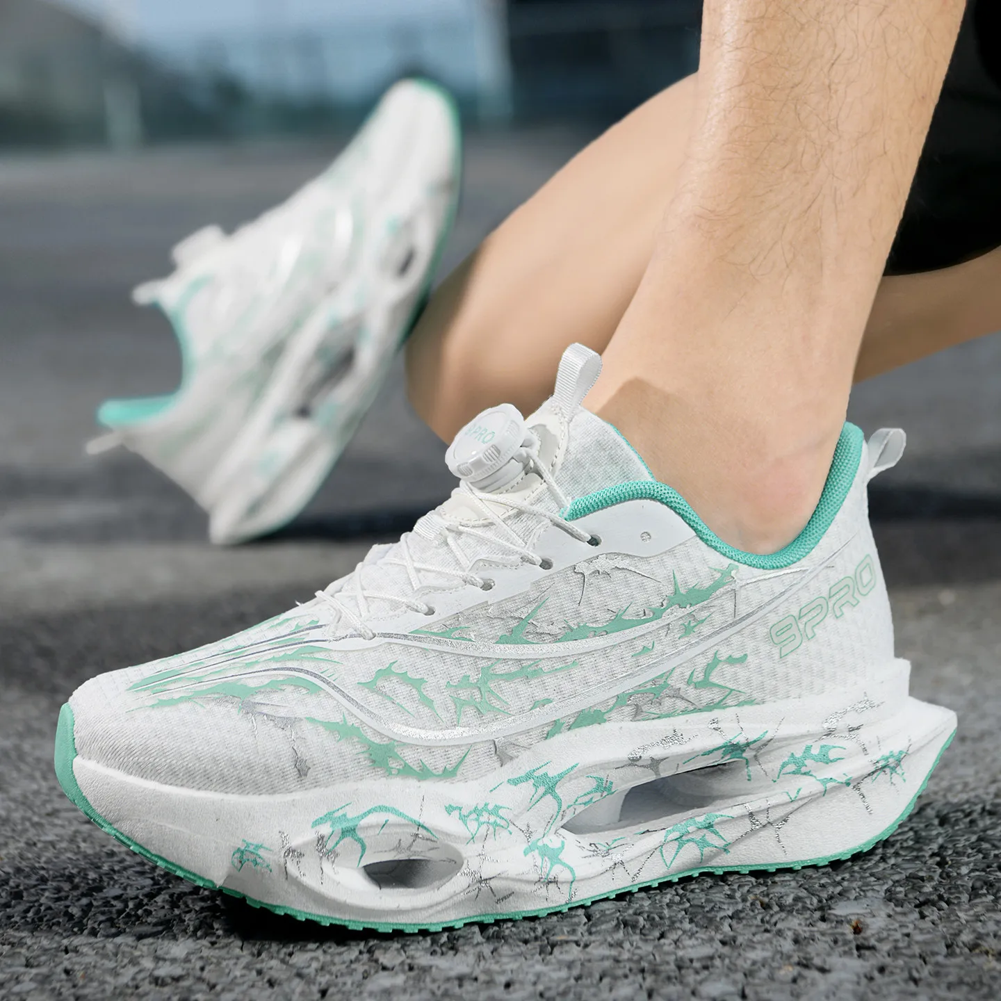 Herren-Laufschuhe, Tennisschuhe, trendige Laufschuhe mit Carbonplatte und Knopfverschluss für alle Jahreszeiten, personalisierte Sportschuhe mit Dornenmuster und atmungsaktivem Mesh-Material, Laufschuhe mit hohem Rückprall und dicker Sohle, rutschfest und abriebfest. – Detail 22