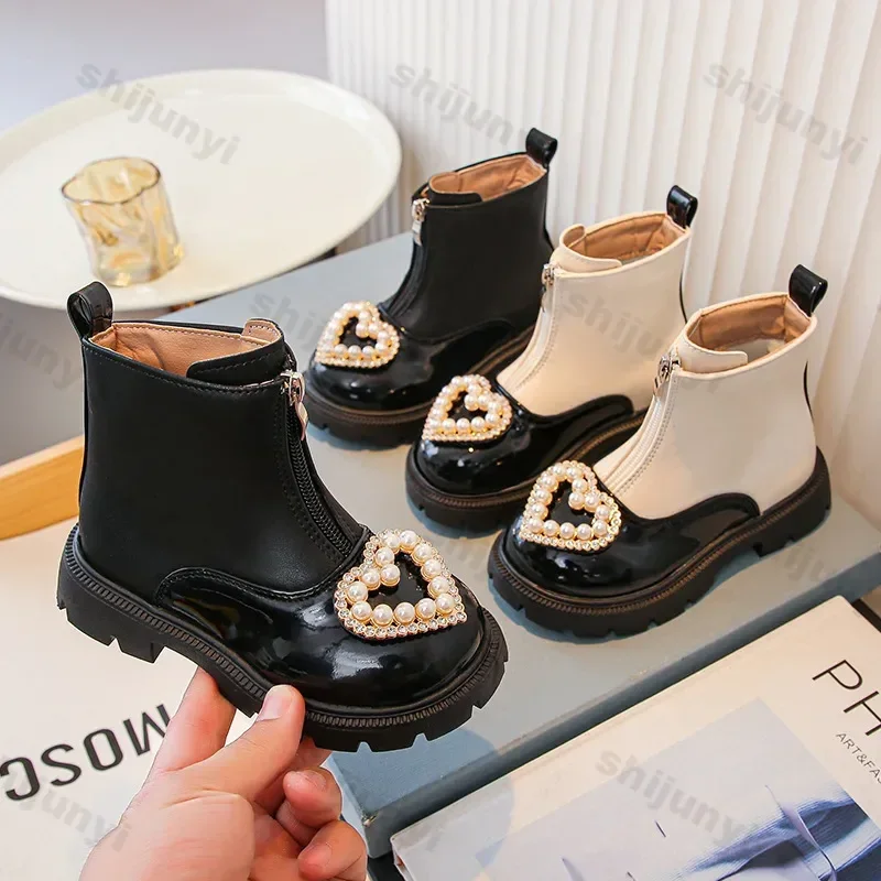 

Осень-зима 2024, новые детские ботинки, модные флисовые короткие ботинки с жемчугом и сердечком для девочек, теплые детские ботинки на молнии спереди