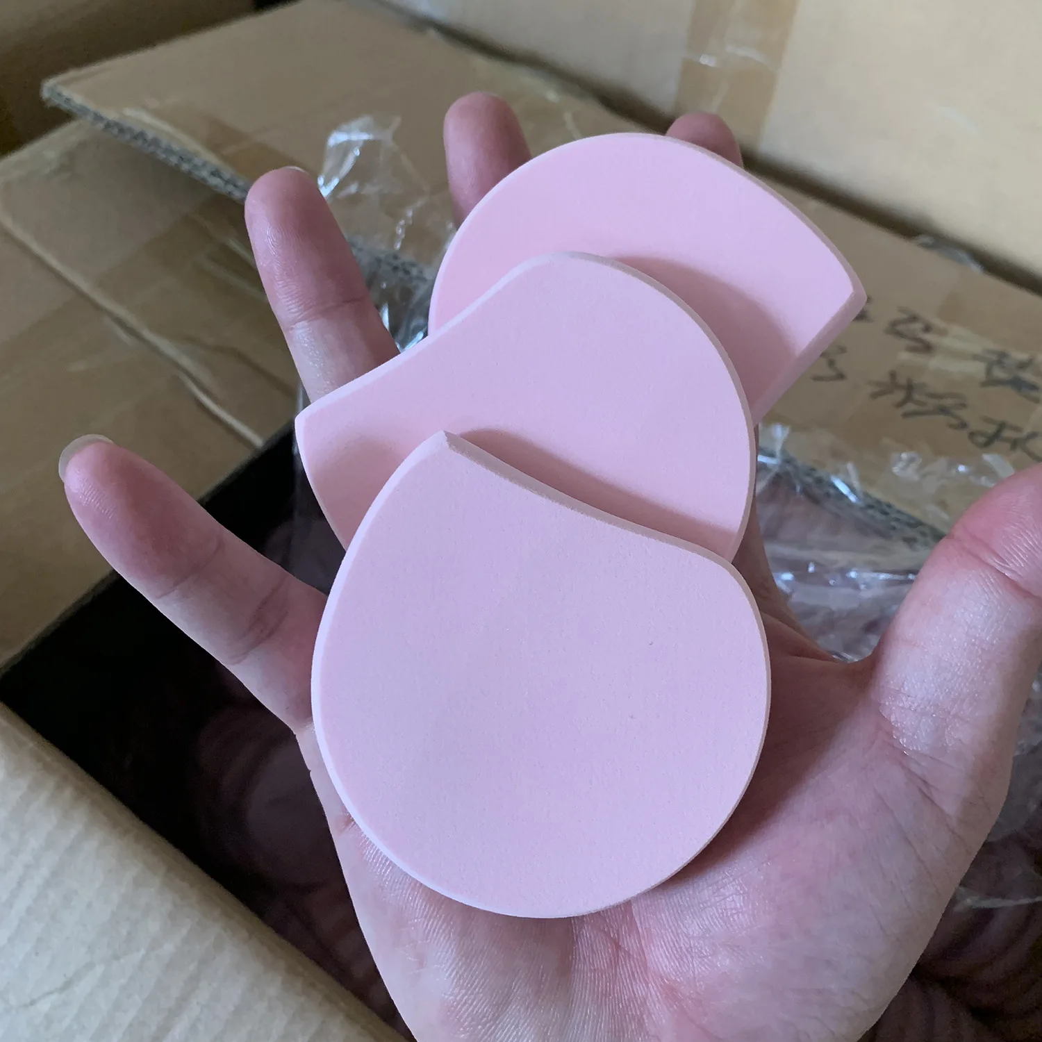 يوسع نفخة مسحوق الندى عند الرطب لا يمتص المسحوق كثيرًا عند الرطب وهو ناعمًا مثل منتفخة وسادة على شكل كوما