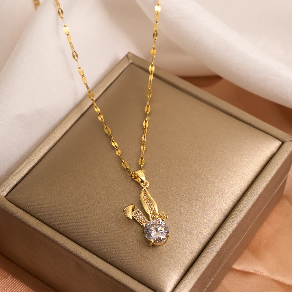 Fashionable and Luxurious Diamond-filled Big-eared Rabbit Head Pendant Necklace, The First Choice Gift for Your Family