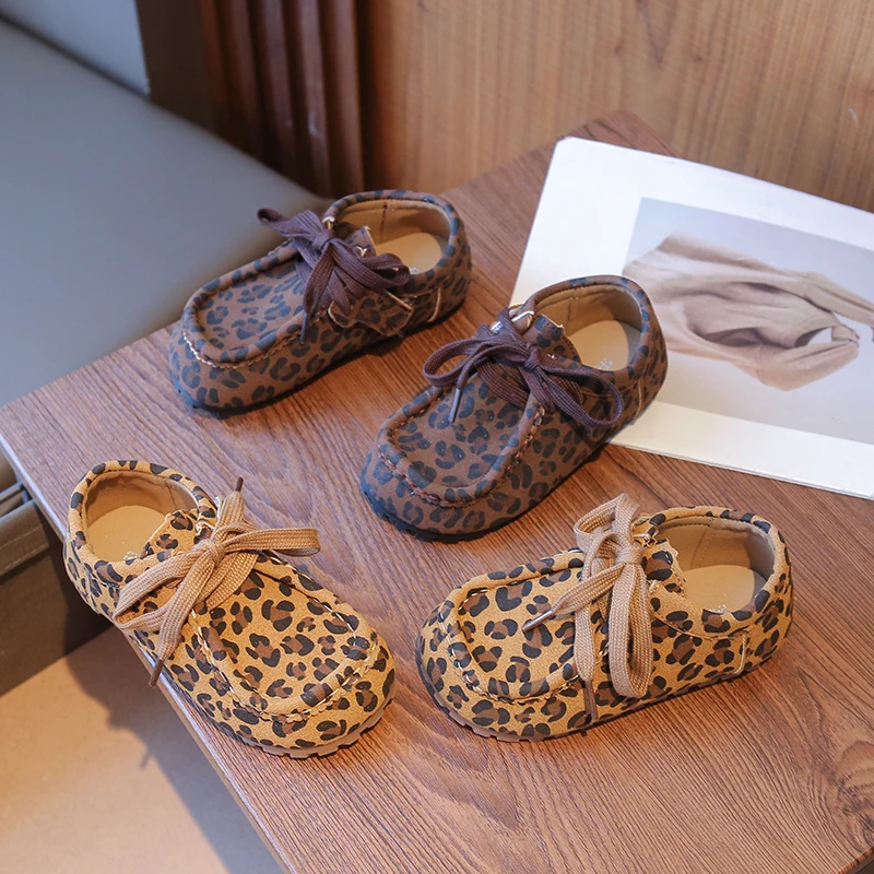 2025 جديد ليوبارد مطبوعة الأطفال أحذية مسطحة جلد الغزال بنين بنات حذاء كاجوال المضادة للانزلاق لينة الاطفال ربيع الخريف الأحذية