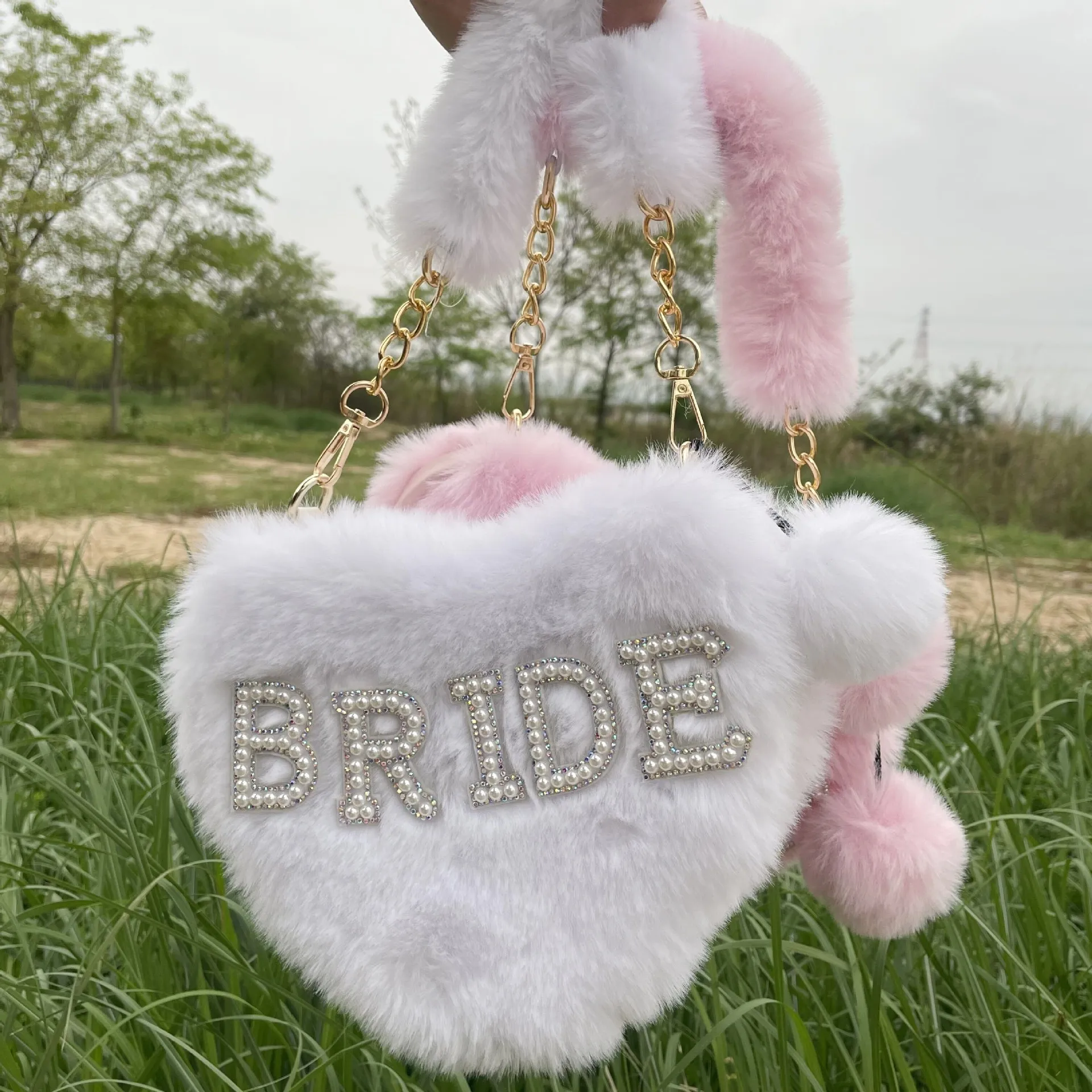 Trendy Bridal Bag Heart Shaped Women Handbag Honeymoon Fuzzy Fur Bride Bag Bachelorette Gift Bride Luxury Pearl Letter Clutch