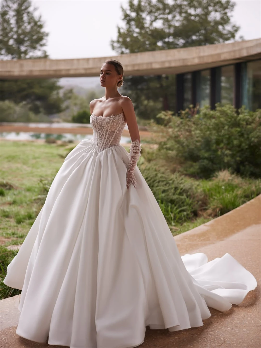 

Customized Elegant White Satin Wedding Dress Formal Strapless Sleeveless Bridal Gowns Boho A-Line Chapel Train Robe de mariée