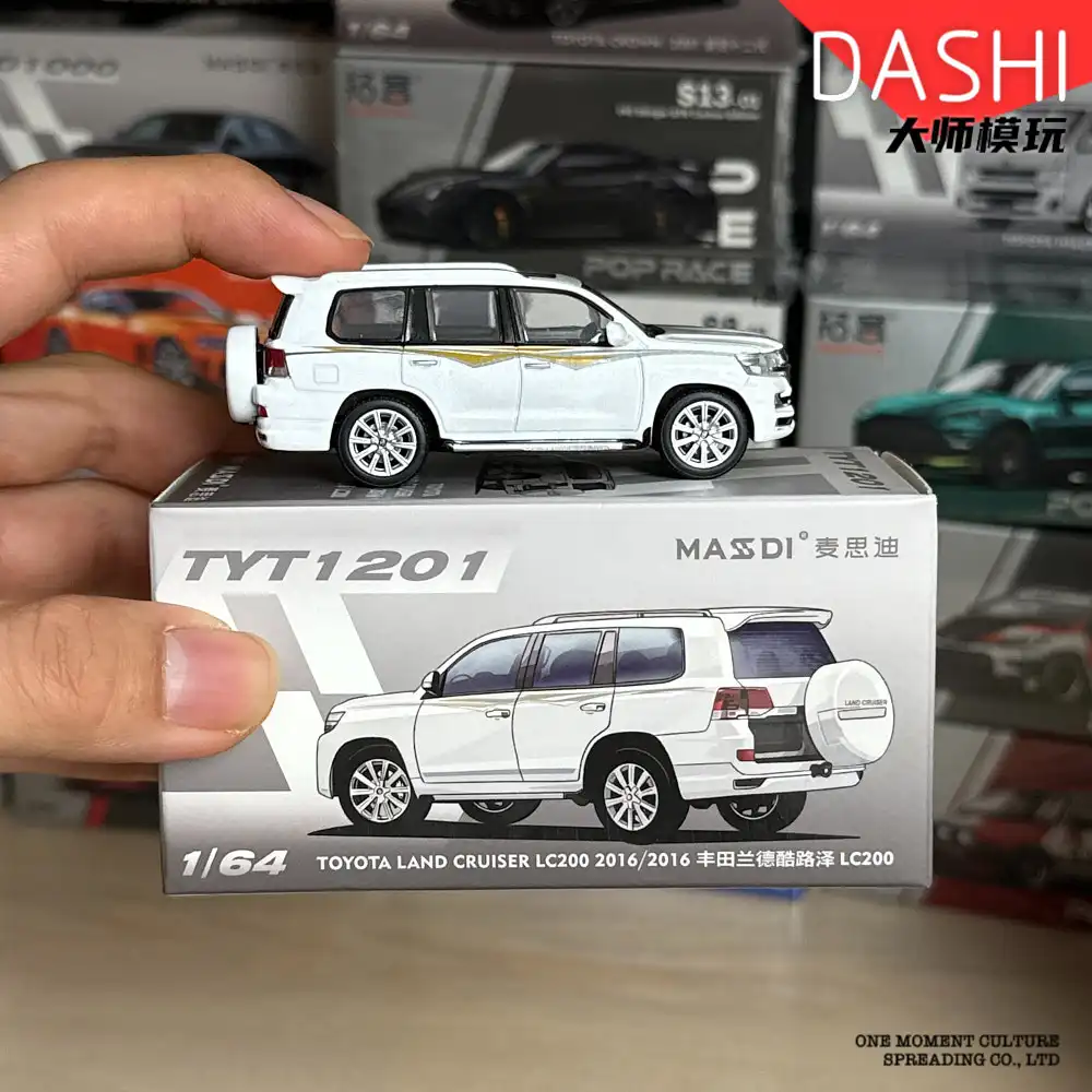 masdi Alloy Car Model 1:64 Land Cruiser 2016 LC200 White with backpack + Green without backpack decoration TYT1201+TYT1106