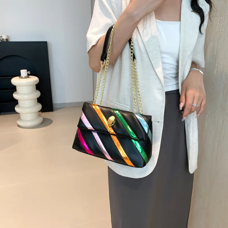 In the summer of 2024, the new women\'s bag is simple and stylish, and the eagle head bag is slung on one shoulder.