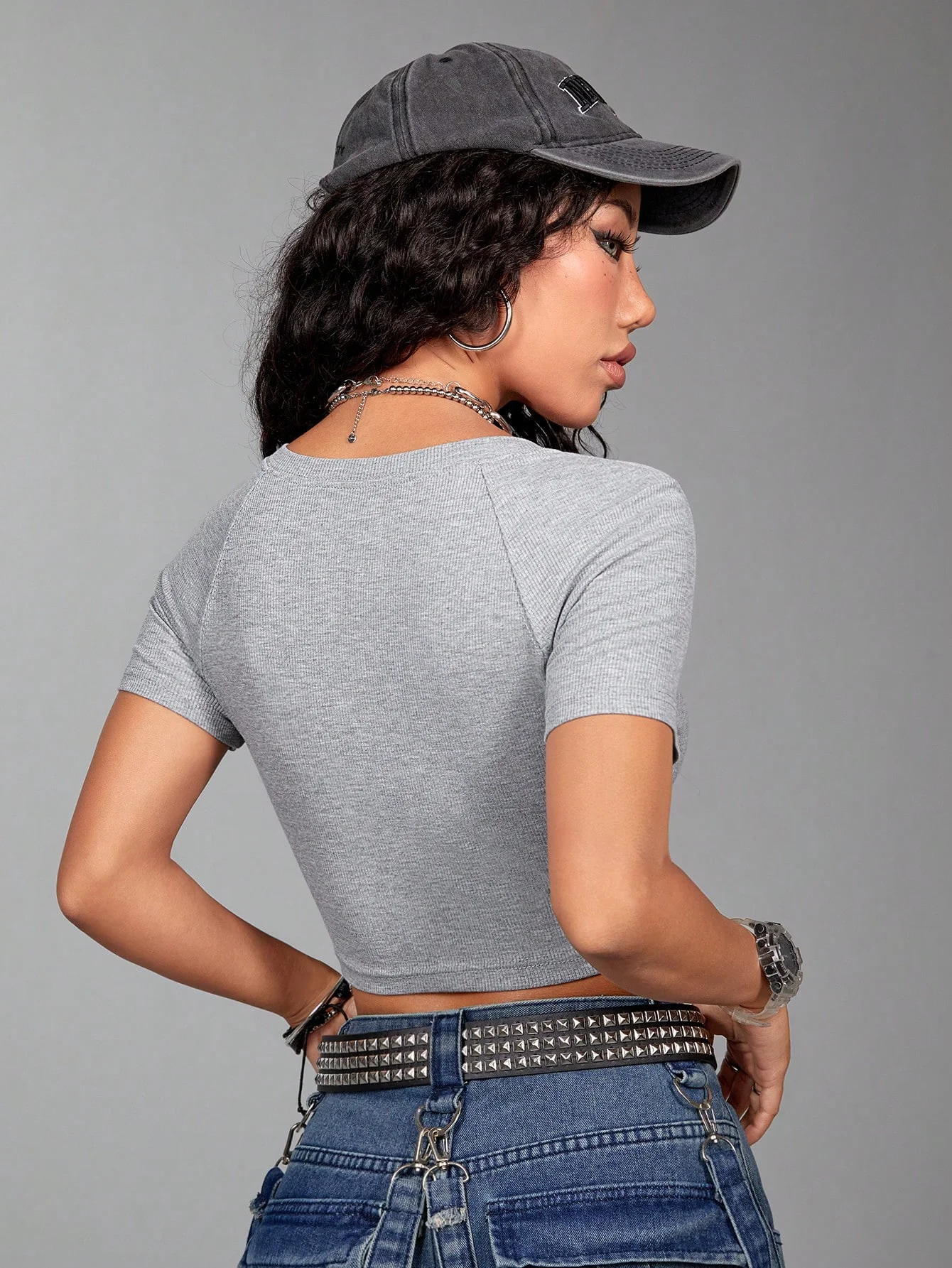 Uma camiseta curta, casual e versátil para mulheres com mangas emendadas e lapela aberta