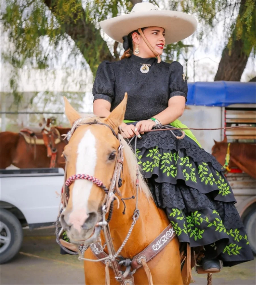 Folklorico Mexican Black Prom Dress Vestido de XV Años Bordado Short Sleeve Green Embroidery Lace Mariachi Birthday 15Customized