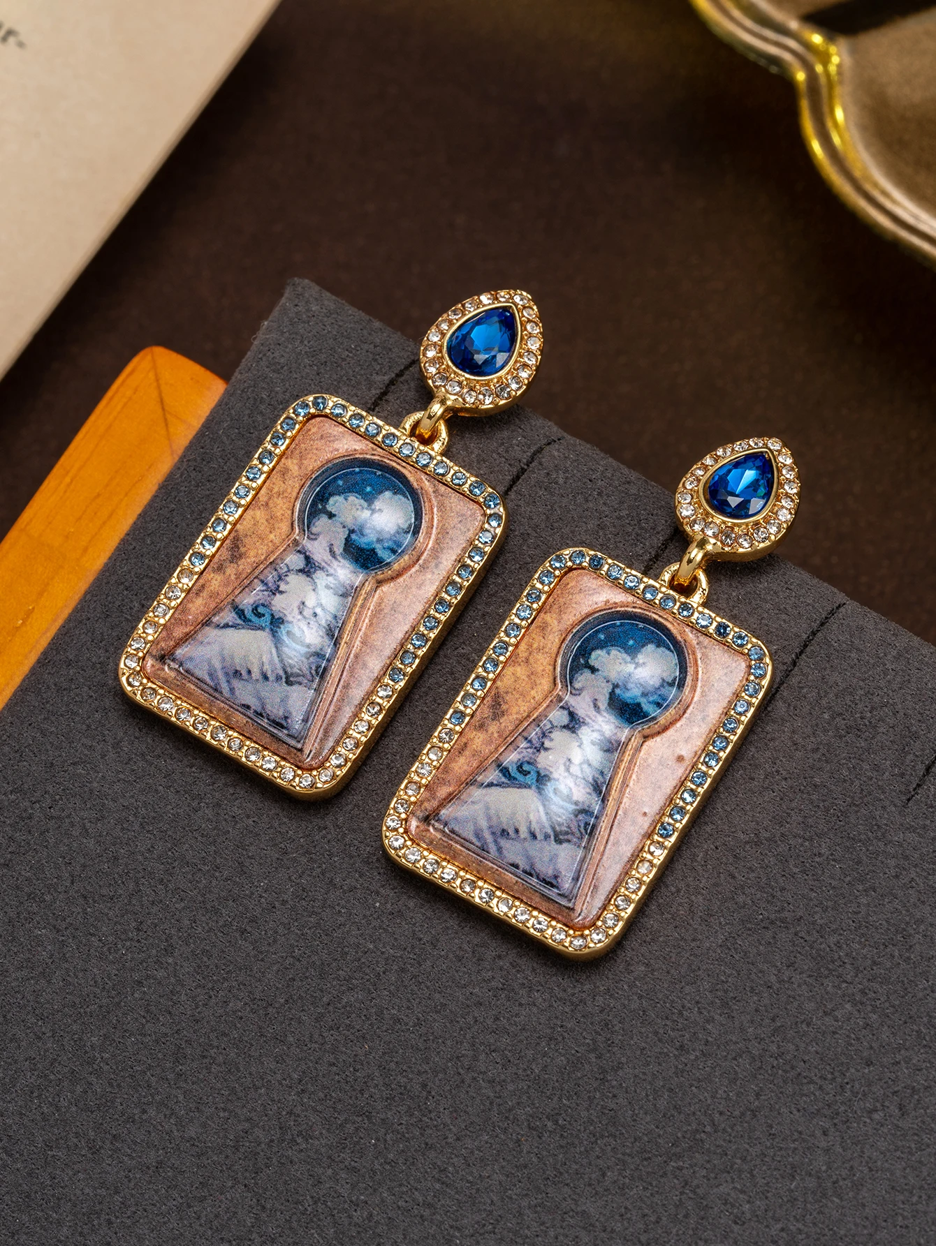 A Pair of French Vintage Art Fashion Holiday-Style Keyhole Pattern Earrings with Blue Rhinestone Glass, Light Luxury Pendant Earrings for Attending Banquets and Holiday Accessories