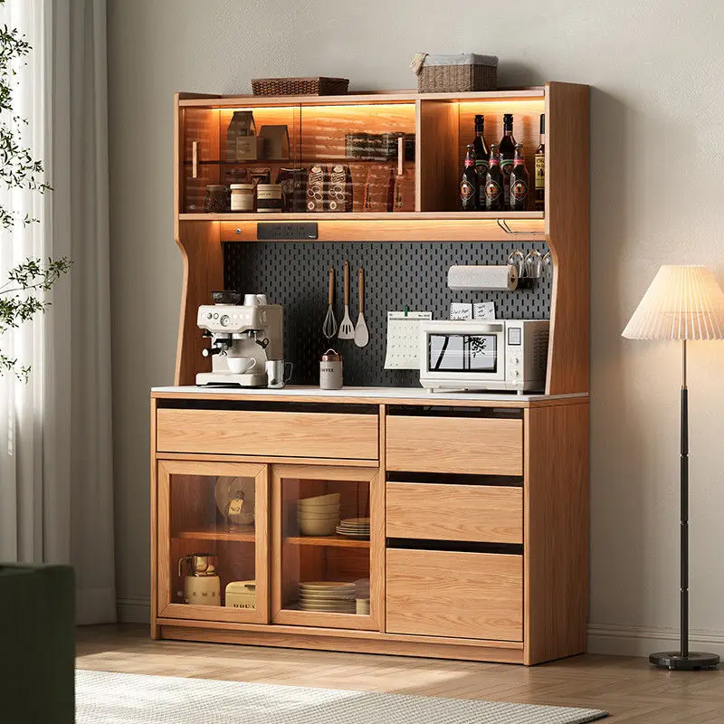 Mueble de vino de roble integrado.