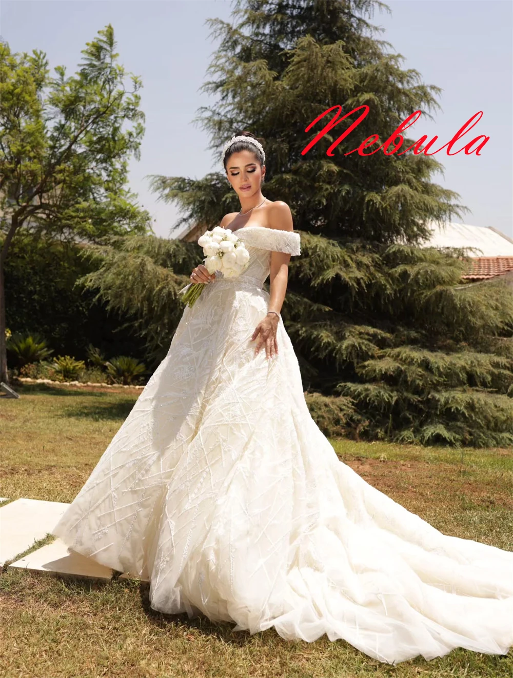 تخصيص فستان الزفاف الأبيض تول مزاجه حمالة قبالة الكتف قصيرة الأكمام أثواب الزفاف فستان قطار مصلى