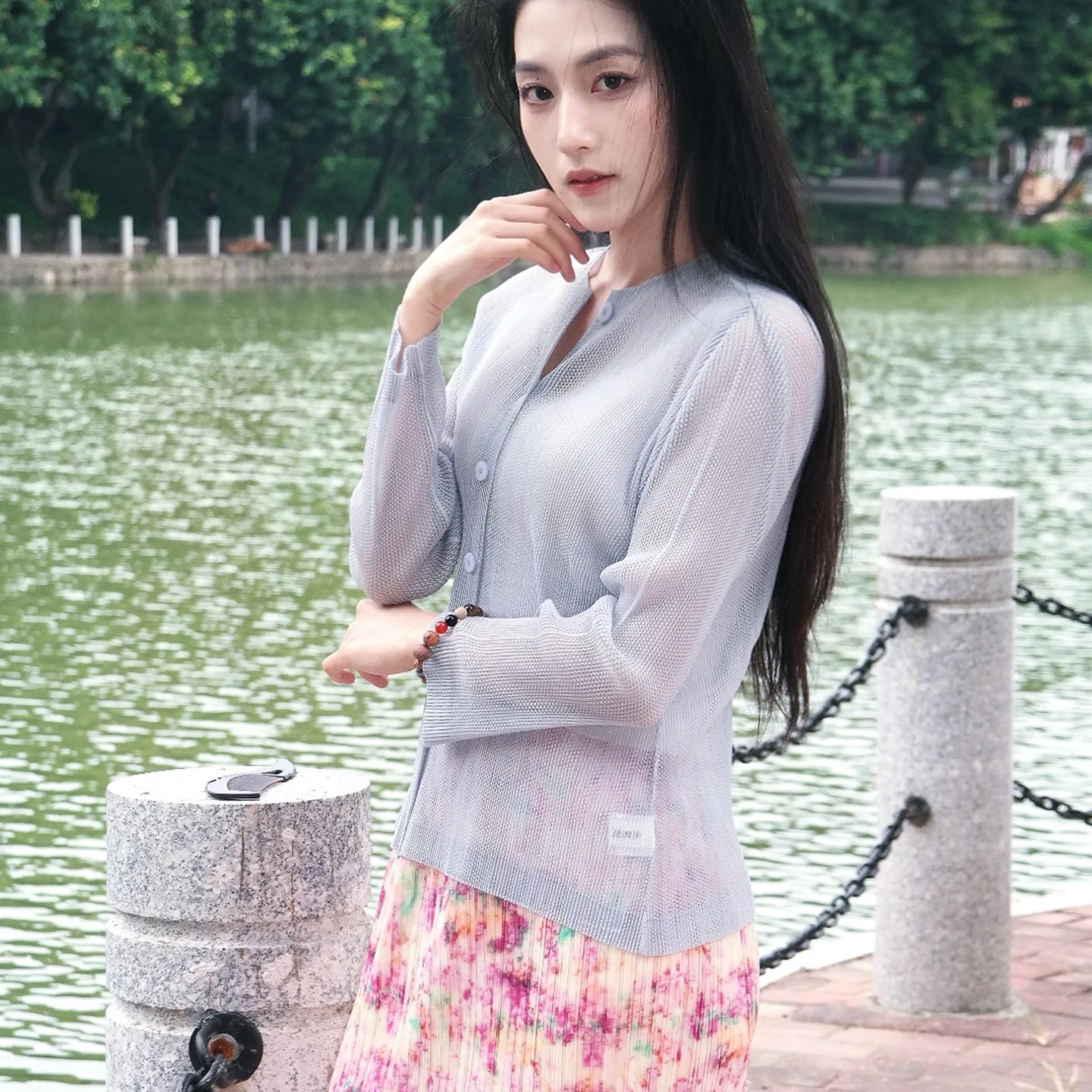 Miyake dobras 2025 nova moda verão impressão terno feminino com decote em v oco para fora topo casual a linha saia de meio corpo conjunto de duas peças