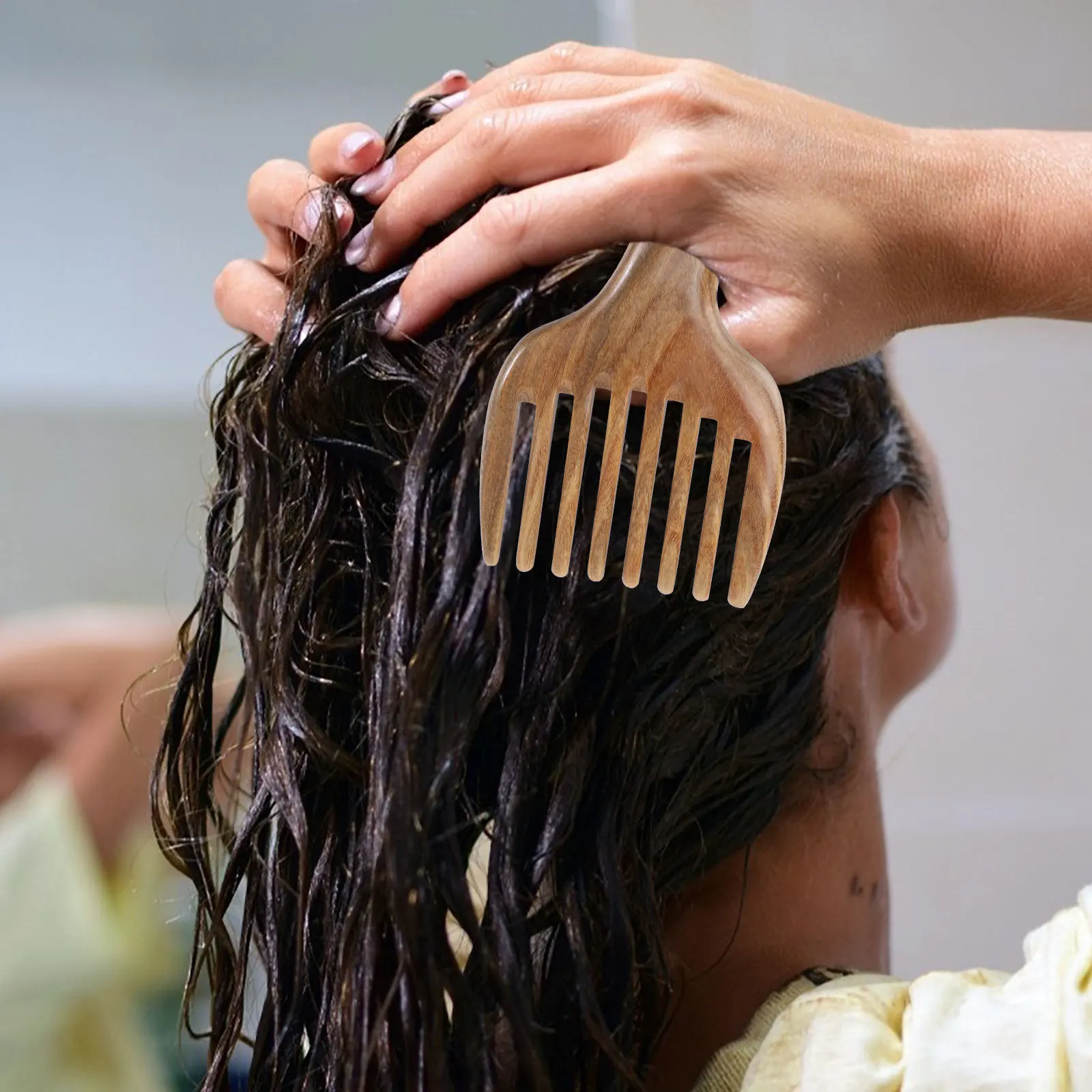 

1 шт., расческа из натурального сандалового дерева, деревянная расческа ручной работы с широкими зубьями для облегчения головной боли и кровообращения, расческа из сандалового дерева