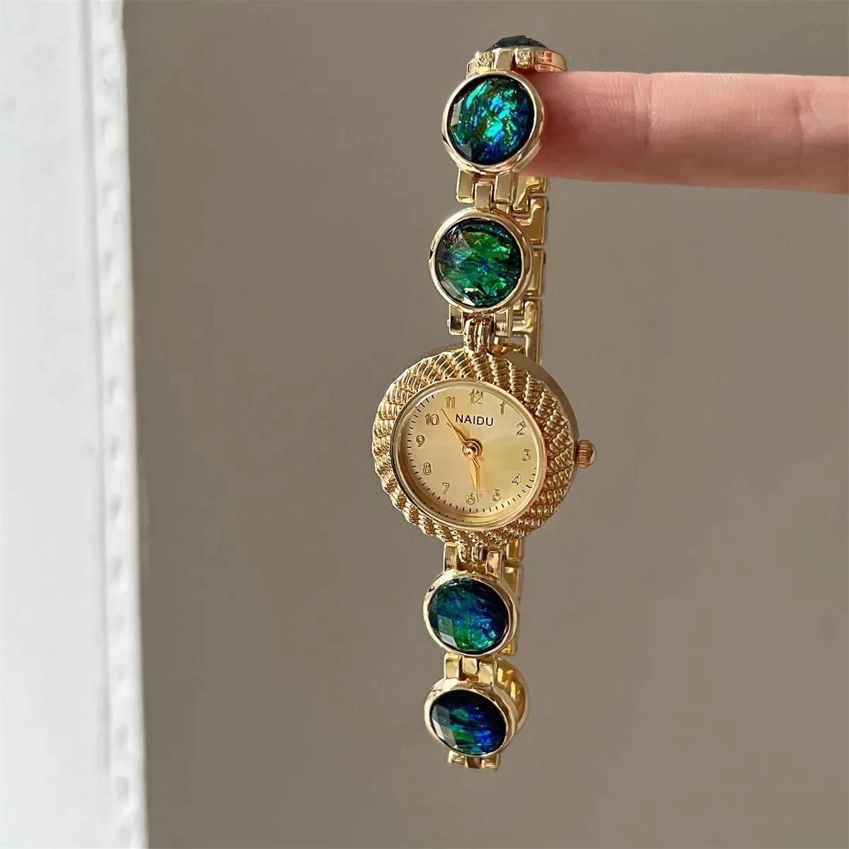 

Часы с драгоценными камнями, новинка 2025, винтажные женские часы с цветными драгоценными камнями, легкие роскошные персонализированные часы в стиле ретро с золотым благородным браслетом