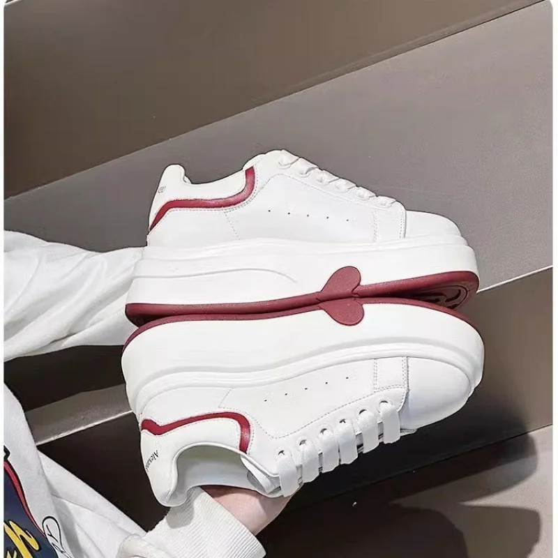 Zapatillas de deporte blancas de suela gruesa a la moda para mujer primavera y otoño nuevo estilo diseño personalizado funcional deportes Casual versátil