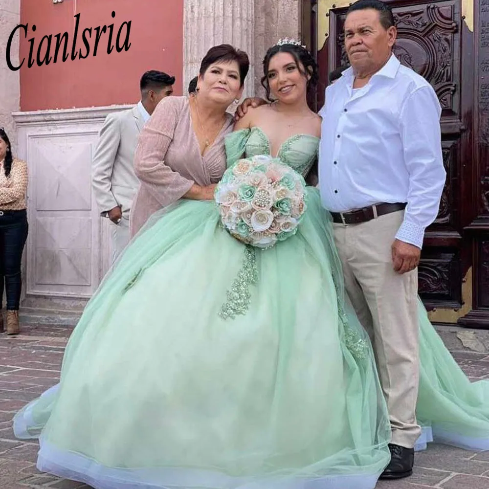 Vestido De baile De quinceañera con cuentas De cristal De ilusión verde claro, apliques De hombros descubiertos, corsé De encaje, 15 Años