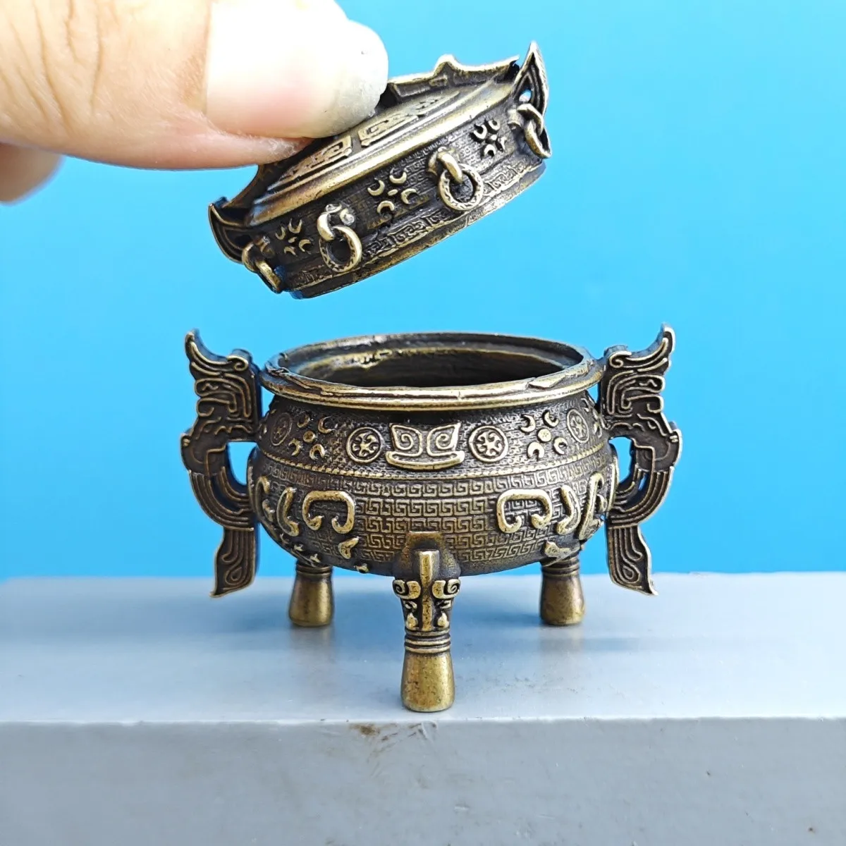 Vintage Brass Chinese Tripod Ding Censer Mini Incense Burner Antique Desktop Ornament Home Decor Collectible Craft Gift