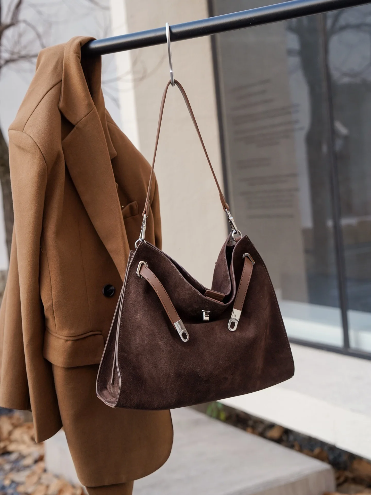 

Chic Pebbled Leather Tote 2025. Spacious & Stylish, Carry 3 Ways - Shoulder, Handheld, or Chic Underarm.