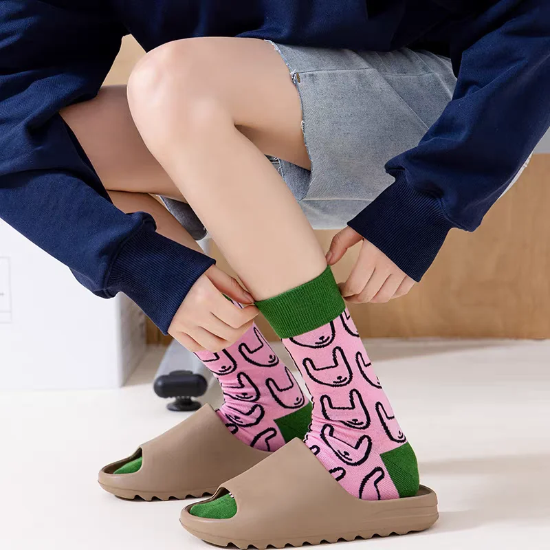 봄과 여름에 적합한 한국식 다목적 만화 무늬 여성용 부드럽고 편안한 종아리 중간 양말 3켤레
