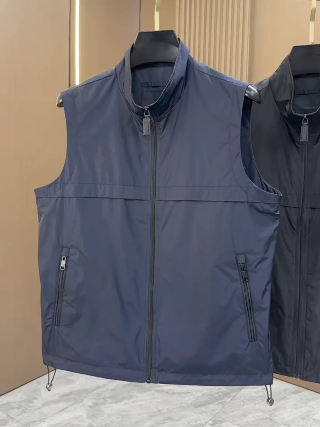 

Модный жилет с воротником-стойкой на молнии, мужской новый осенний высококачественный удобный сли, универсальный модный молодежный жилет с воротником-стойкой...