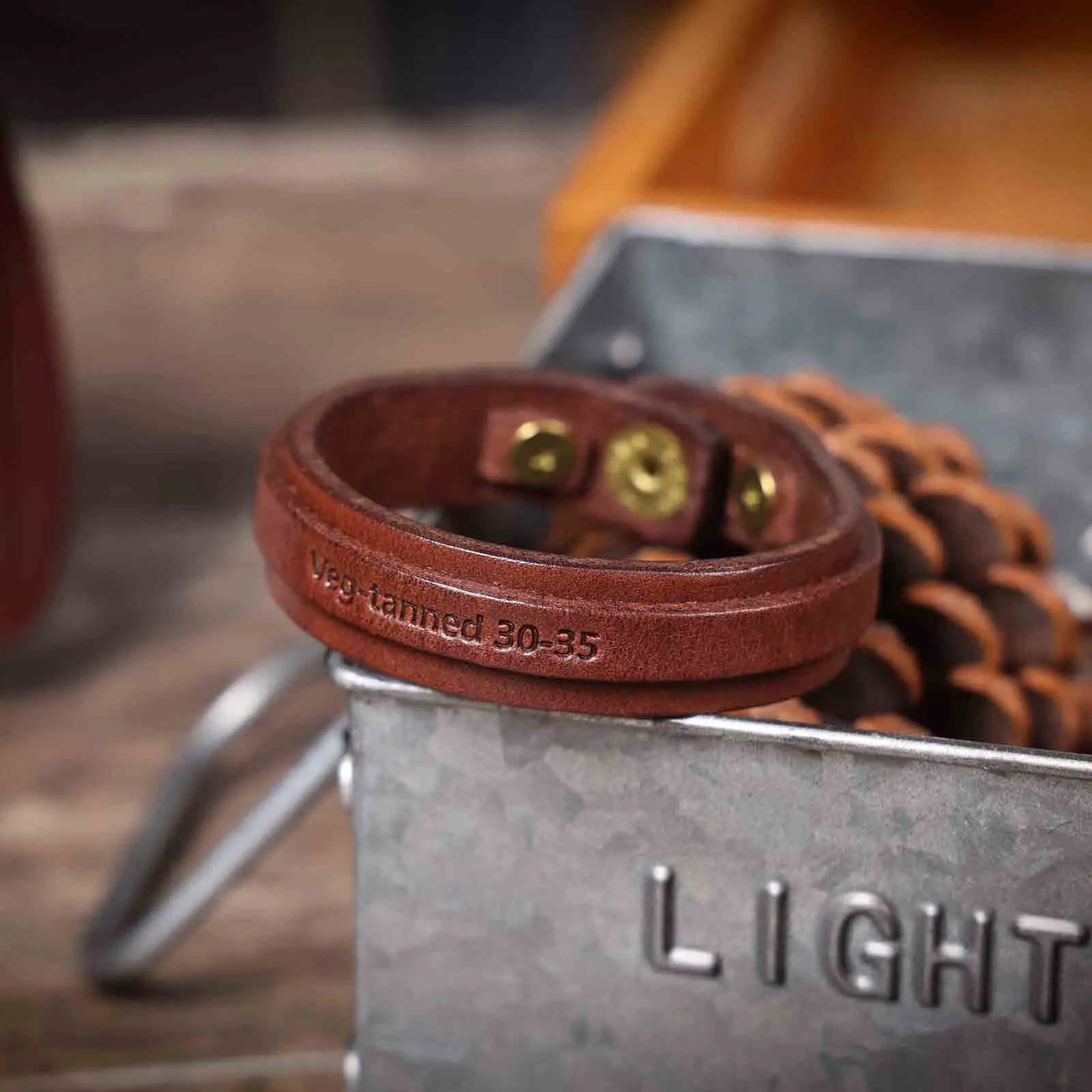 S.WORKER Handgefertigtes Vintage-Armband aus echtem Vollnarbenleder, Vintage-Handgelenkschlaufe für Paare – Detail 14