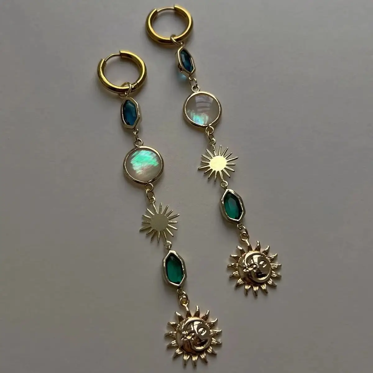 Retro Sun Face Two-Tone Artificial Gemstone Long-Drop Ladies' Earrings, Suitable for Formal Events and Vacation Wear.