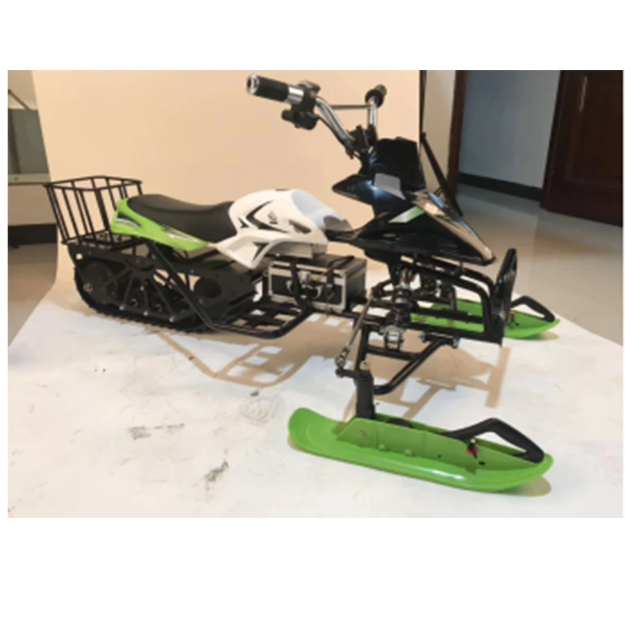 Mały, elektryczny lub zasilany baterią litową skuter śnieżny dla dzieci i dorosłych, do zimowych zawodów na śniegu i jazdy na zewnątrz.