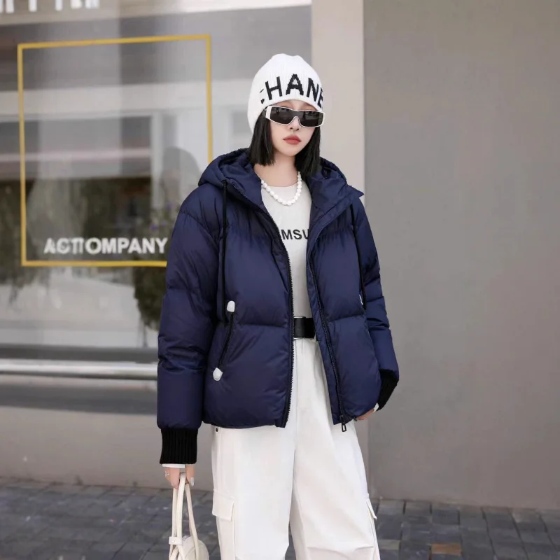 سترة نسائية شتوية 2025 منتفخة قصيرة بغطاء للرأس على طراز ركاب معطف سميك أنيق