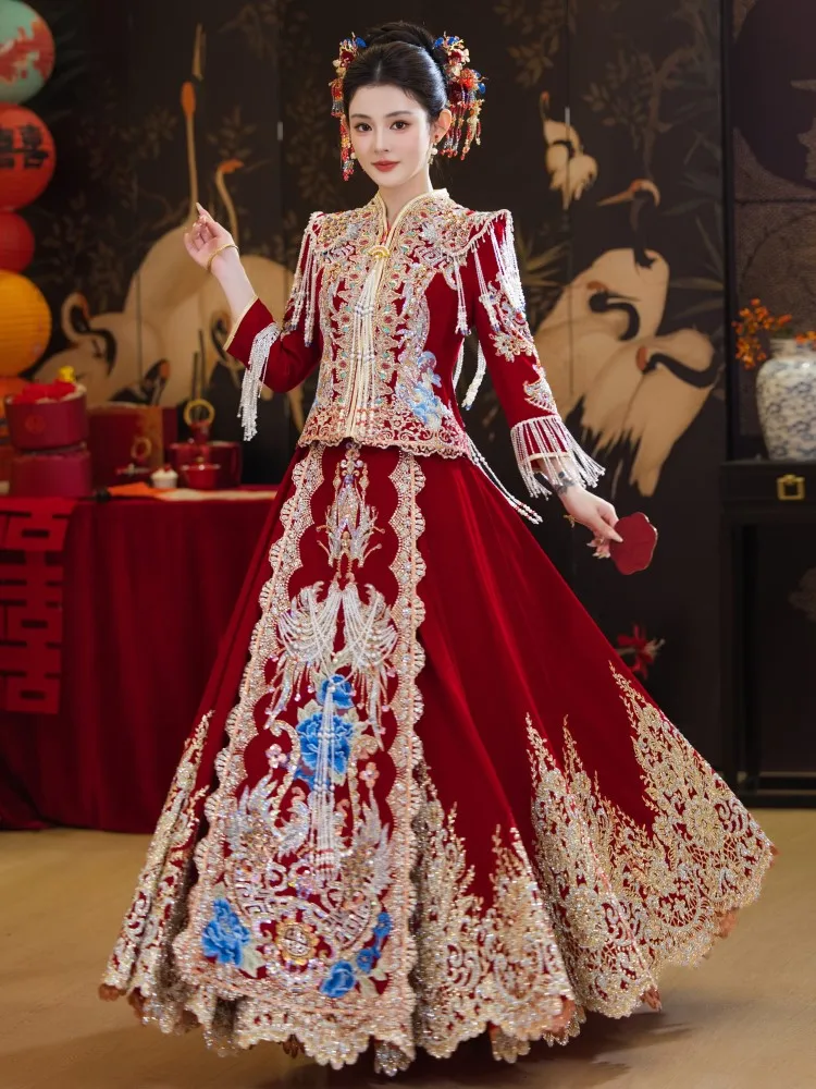 

The bride's wedding dress is a traditional Chinese gown dragon and phoenix toasting with strong sense of craftsmanship