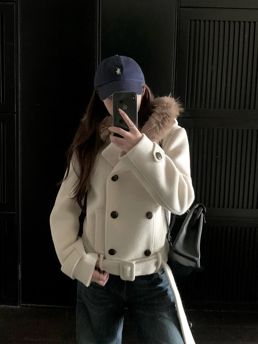 

Белое двубортное короткое шерстяное пальто для женщин, новогодняя модная коллекция, с меховой отделкой, маленький размер, в корейском стиле, для повседневной носки