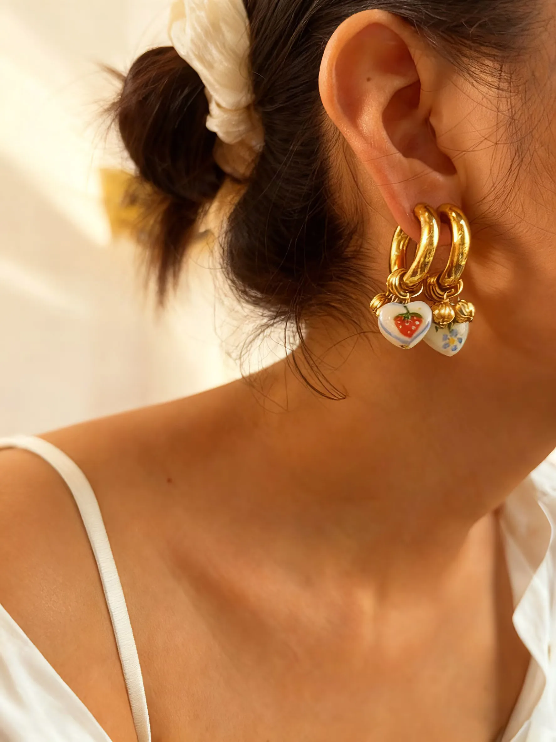 GHIDBK Pendientes simples y elegantes de cerámica de acero inoxidable con diseño de flor de fresa, moda diaria para mujer, accesorios de joyería