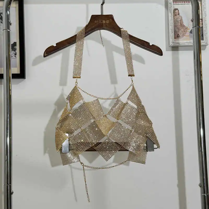 بلوزة نسائية قصيرة أنيقة ومثيرة مرصعة بالألماس بتصميم سلسلة مجوفة وترقيع من الألماس المائي مع حمالات مربعة غير منتظمة